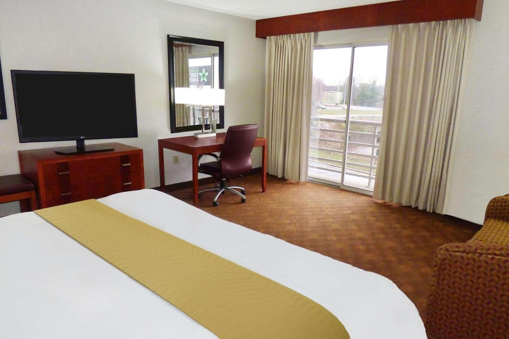 Radisson Akron-Fairlawn Copley Montrose Exterior photo