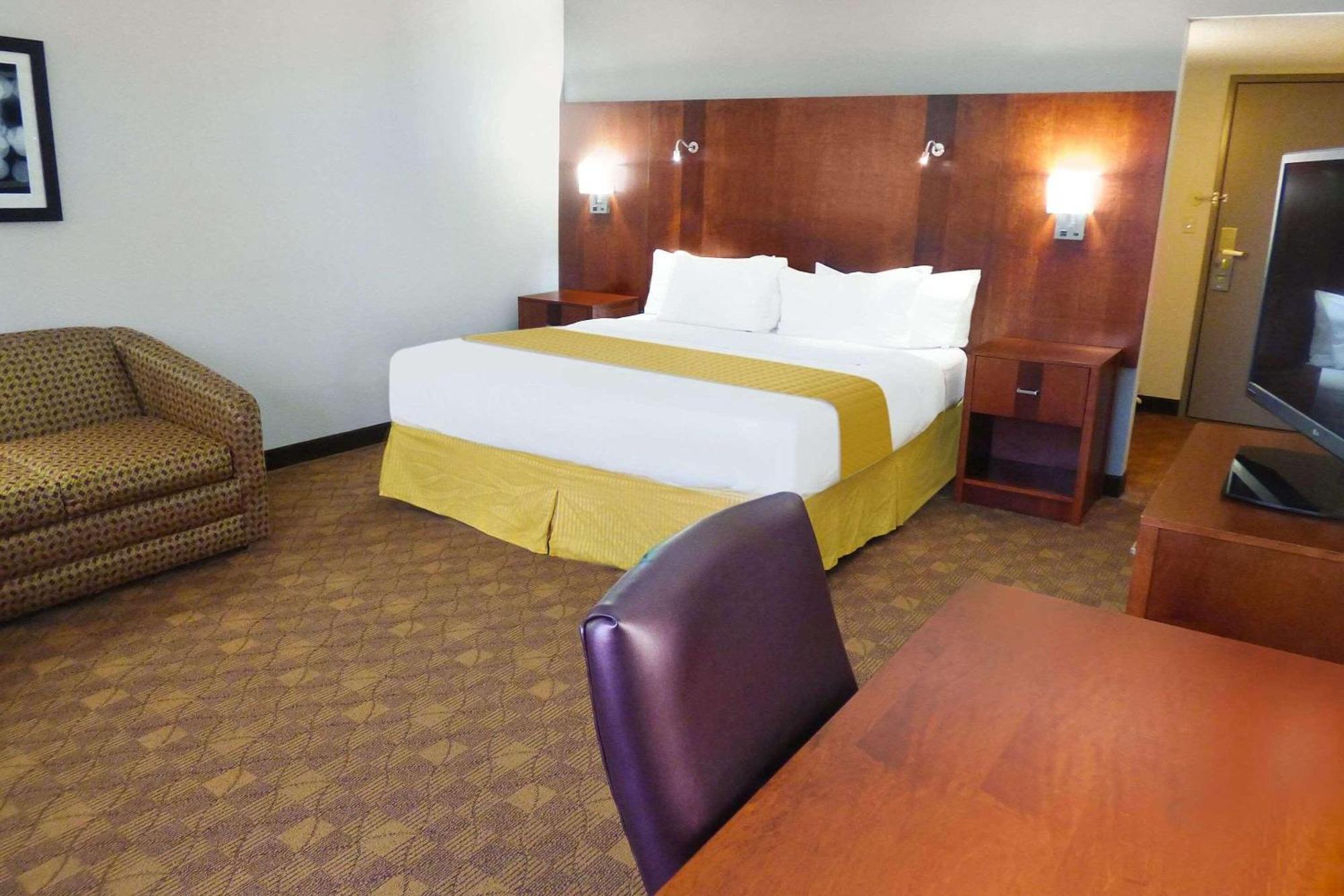 Radisson Akron-Fairlawn Copley Montrose Exterior photo