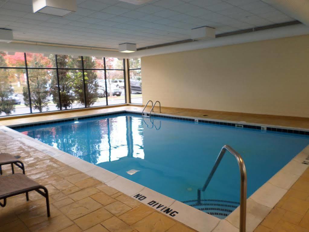 Radisson Akron-Fairlawn Copley Montrose Exterior photo