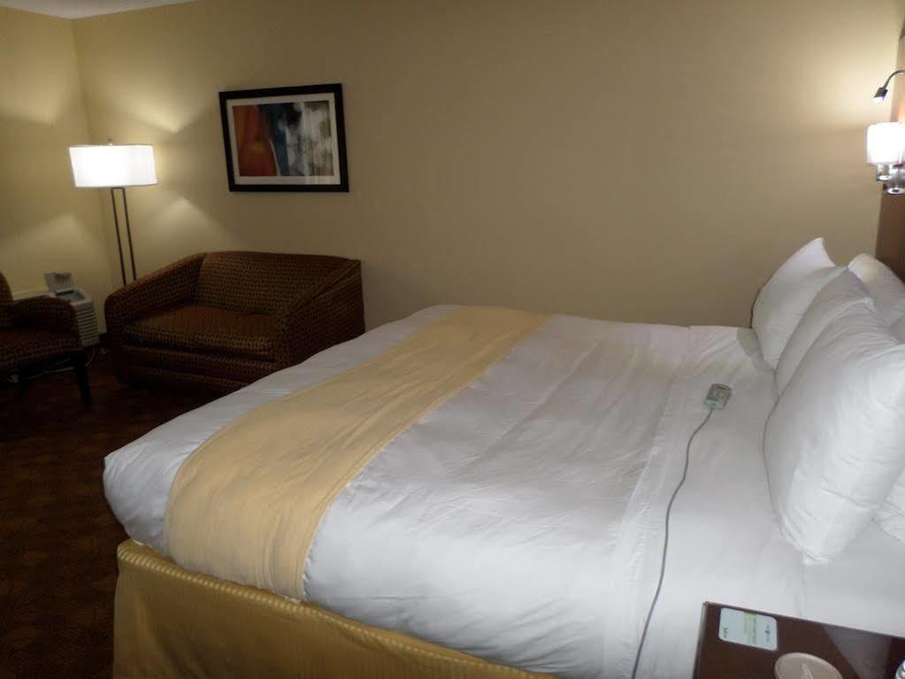 Radisson Akron-Fairlawn Copley Montrose Exterior photo